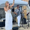 Betty Jeremy à la guitare Animation Apéritif Mariage Jas de Camper 